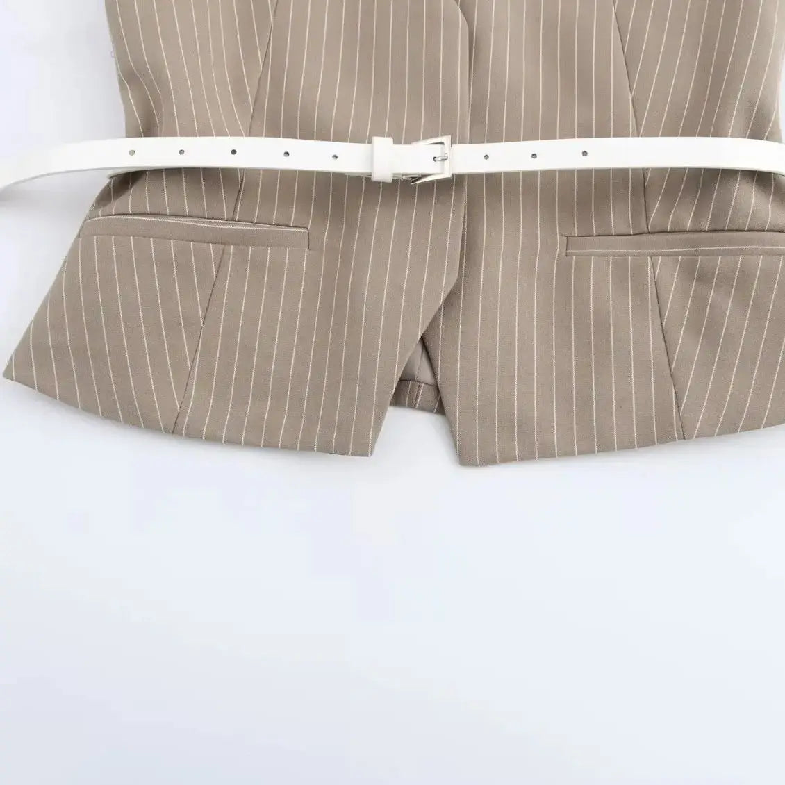 וסט מחויט עם חגורה וצווארון