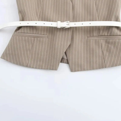 וסט מחויט עם חגורה וצווארון