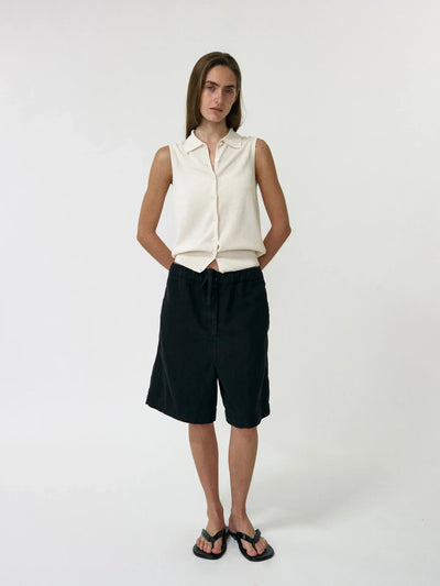 וסט סרוג עם צווארון פולו