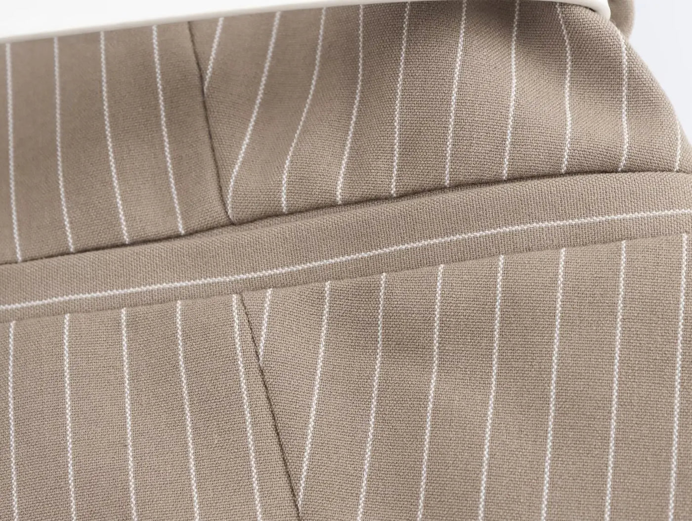 וסט מחויט עם חגורה וצווארון