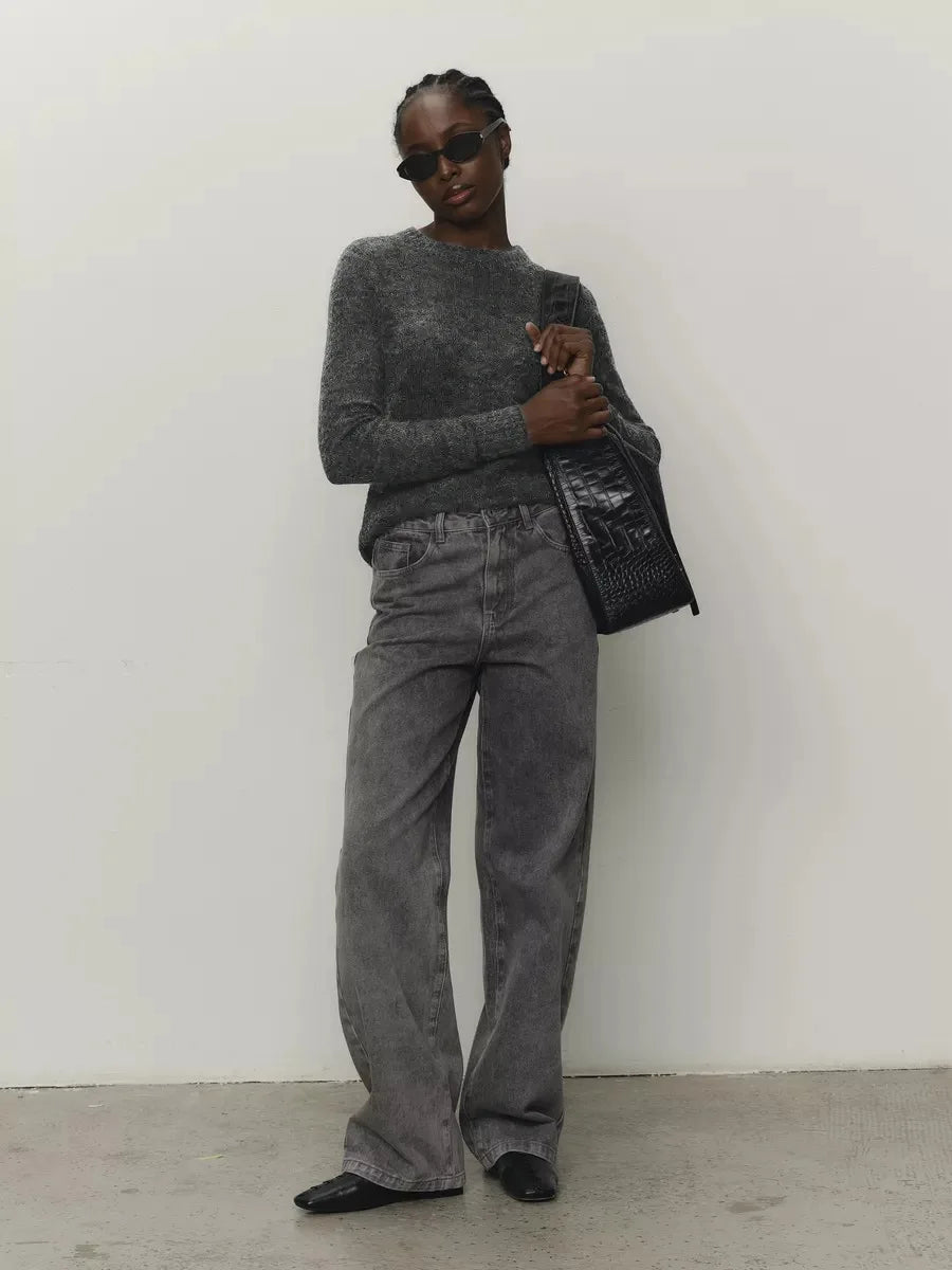 סוודר סרוג דק עם צווארון עגול