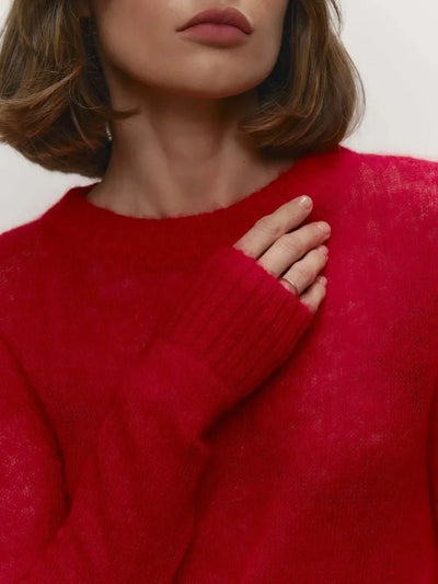 סוודר סרוג דק עם צווארון עגול