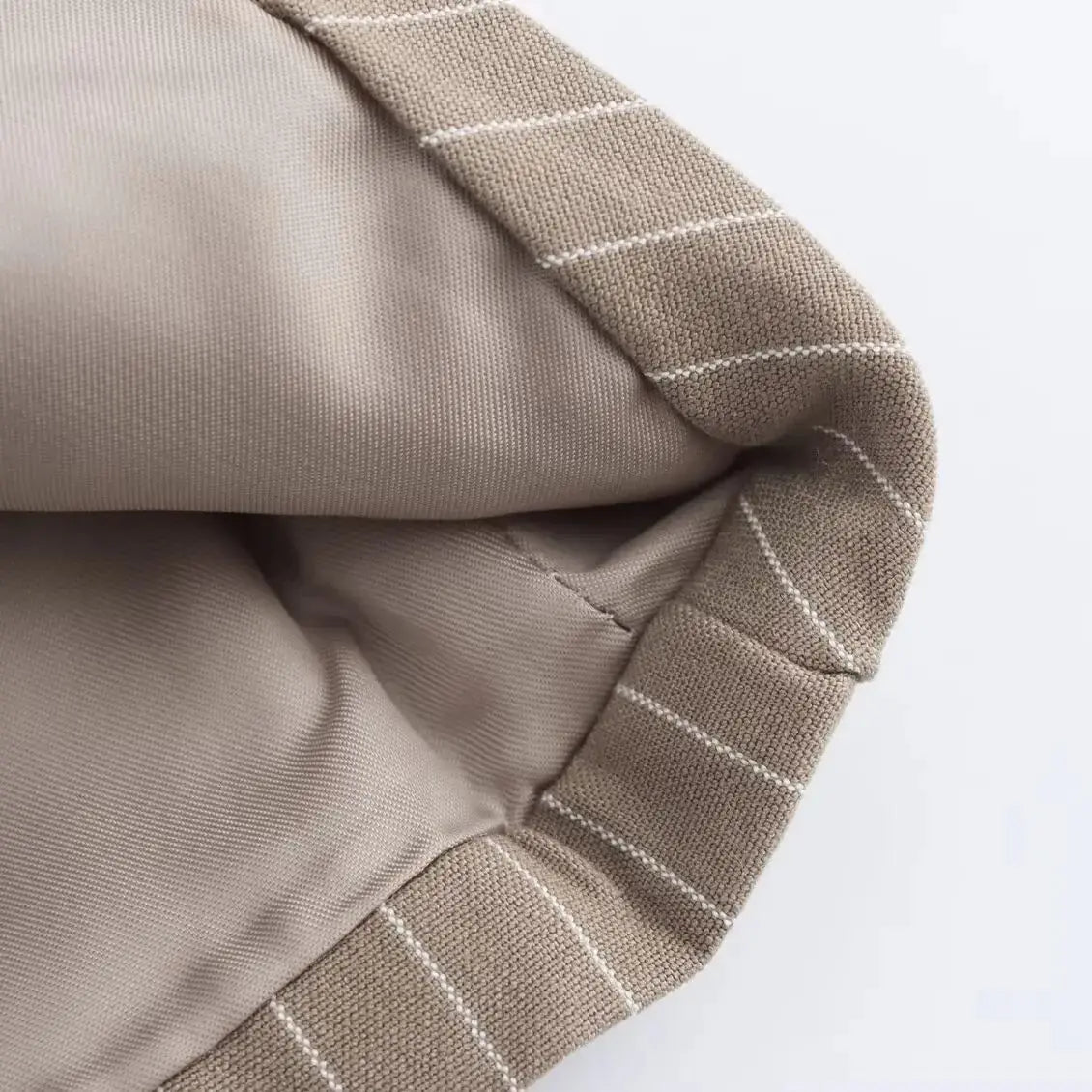 וסט מחויט עם חגורה וצווארון