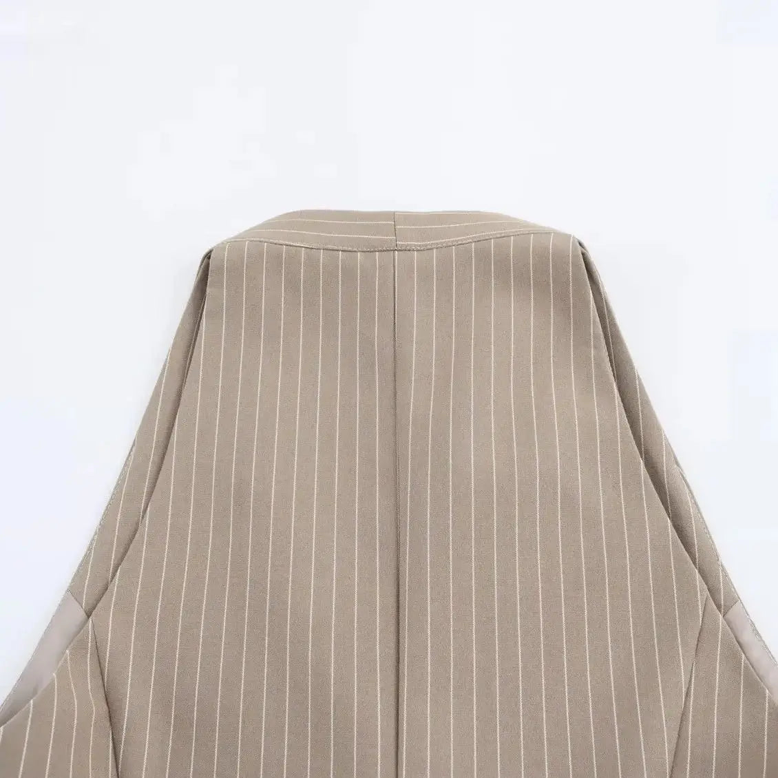 וסט מחויט עם חגורה וצווארון