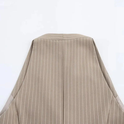 וסט מחויט עם חגורה וצווארון