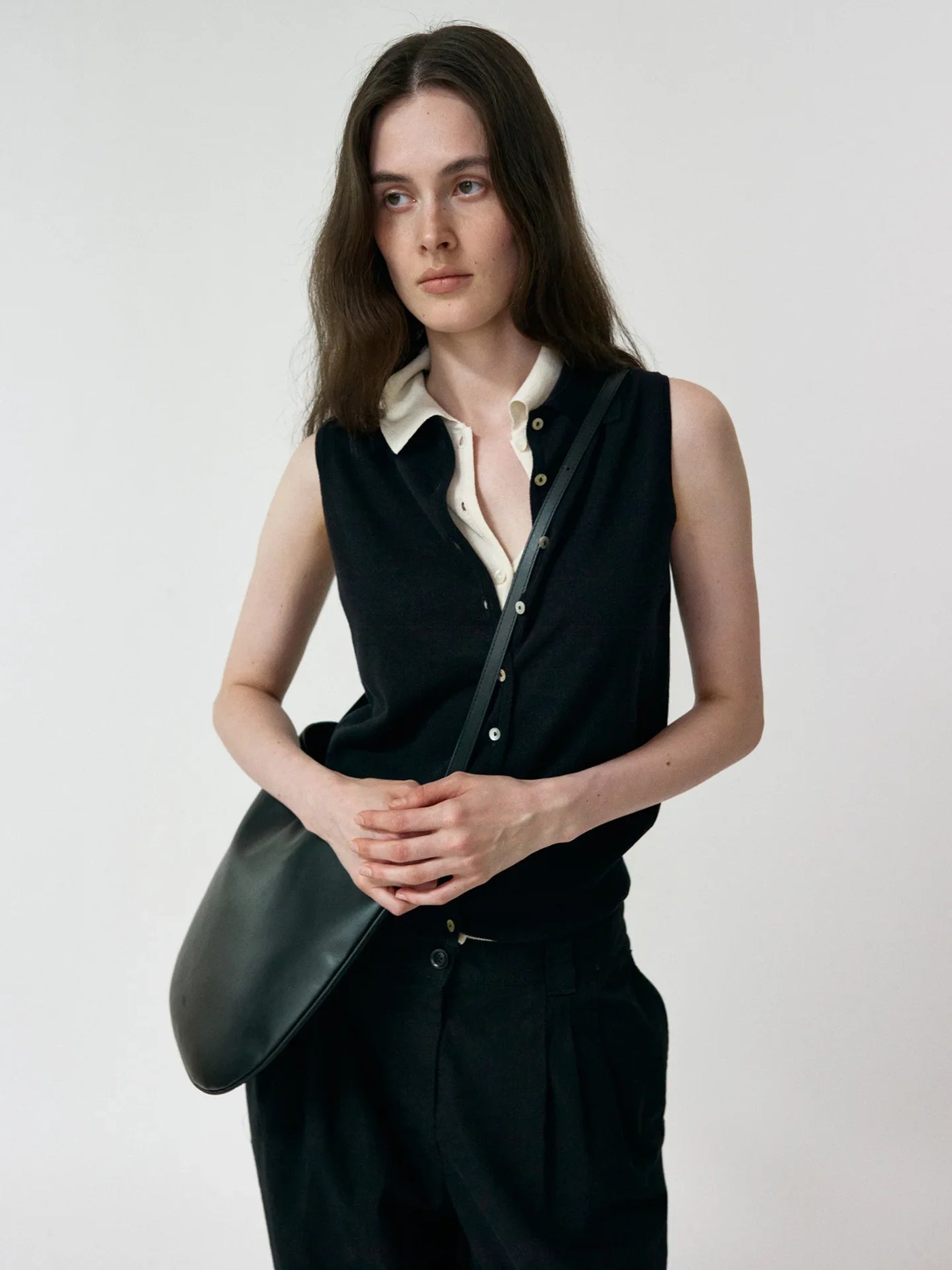 וסט סרוג עם צווארון פולו