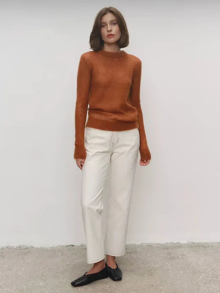 סוודר סרוג דק עם צווארון עגול