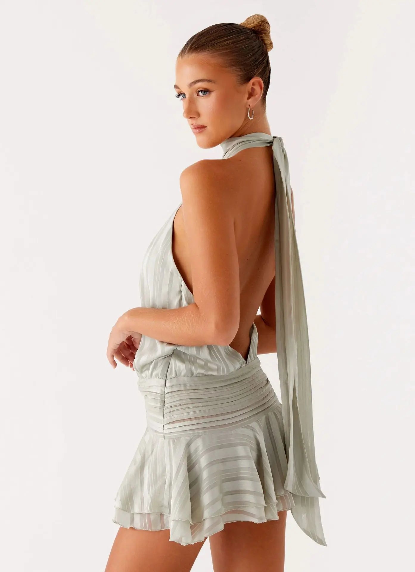 נויה - שמלת מיני עם קפלים וגב פתוח