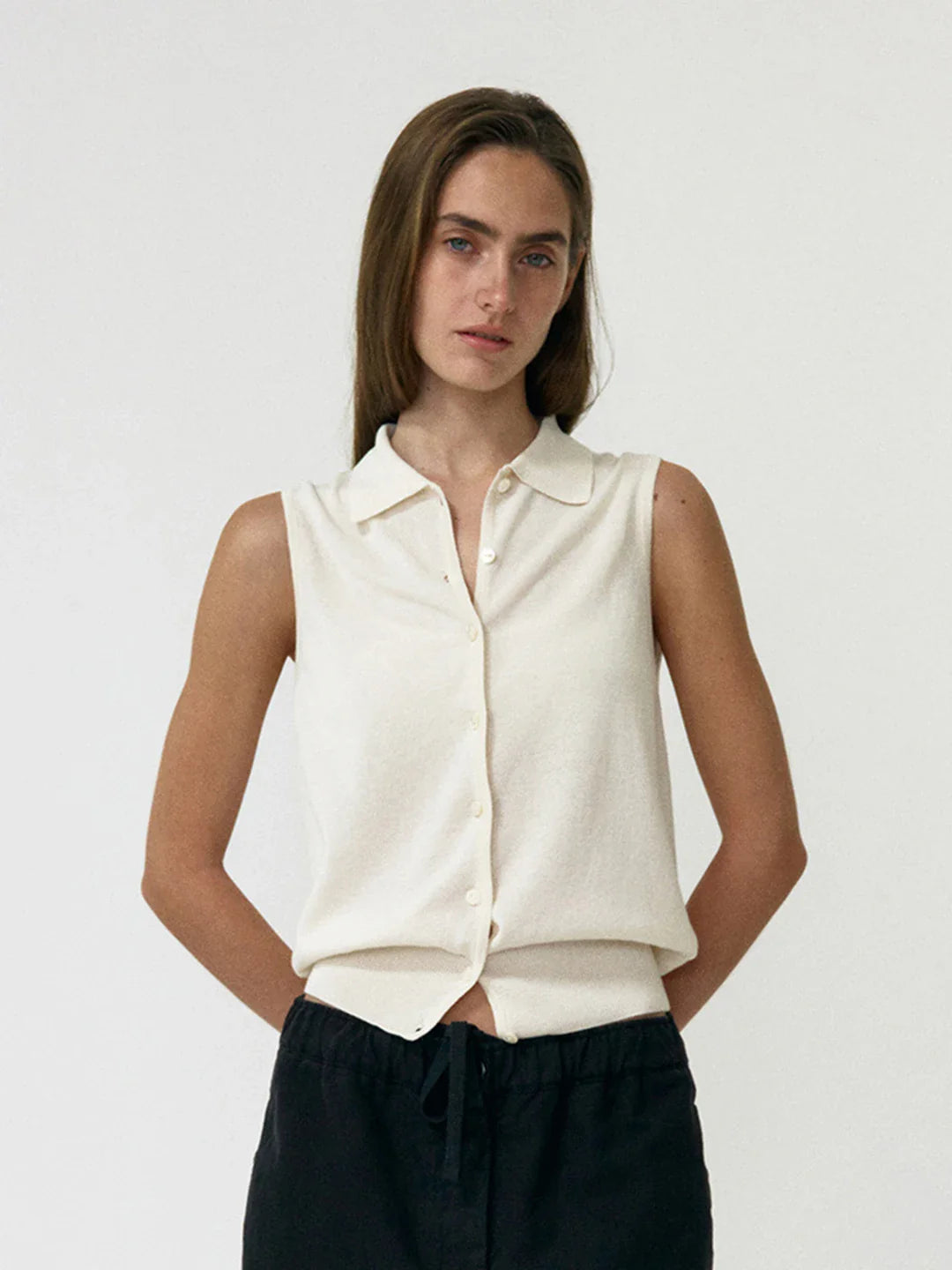 וסט סרוג עם צווארון פולו