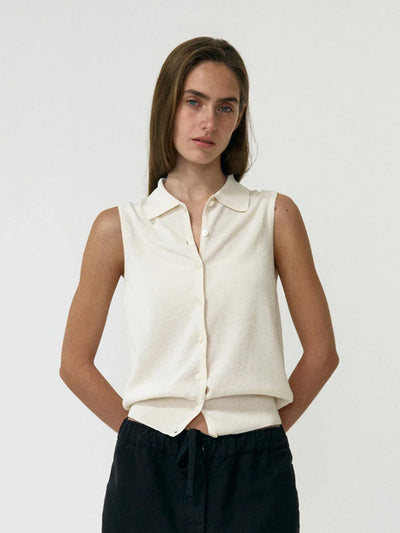 וסט סרוג עם צווארון פולו