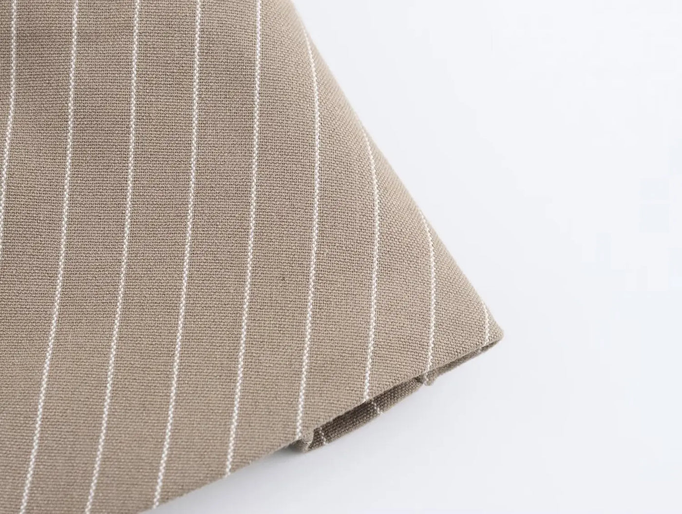 וסט מחויט עם חגורה וצווארון