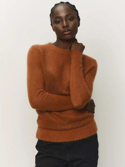 סוודר סרוג דק עם צווארון עגול