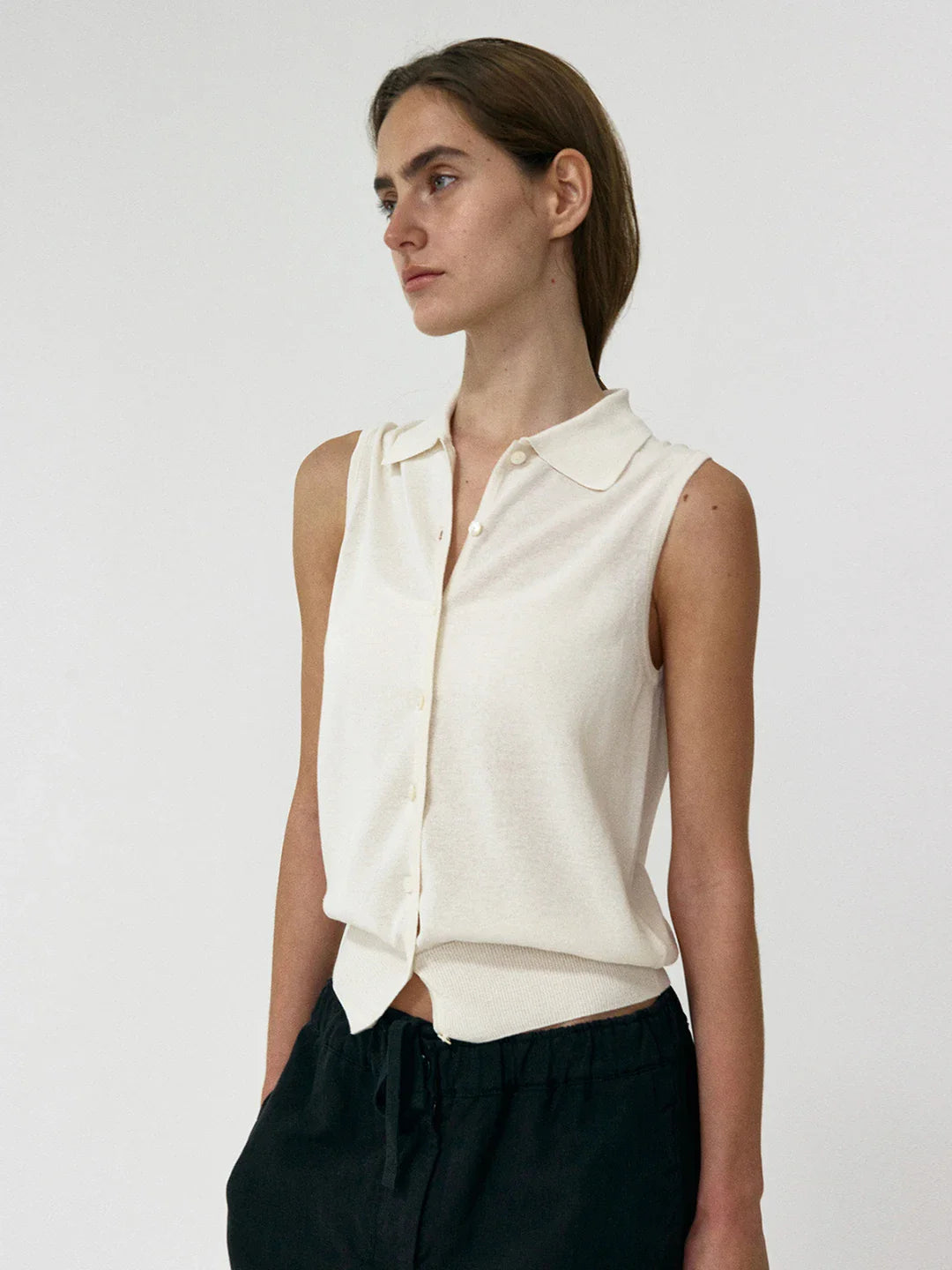 וסט סרוג עם צווארון פולו