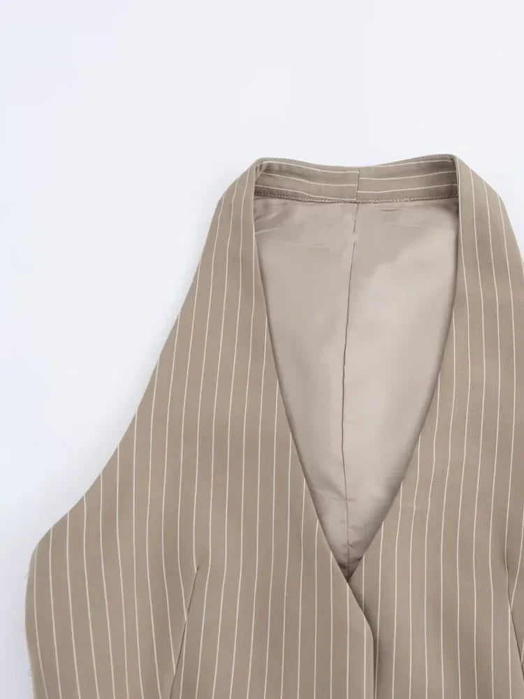 וסט מחויט עם חגורה וצווארון