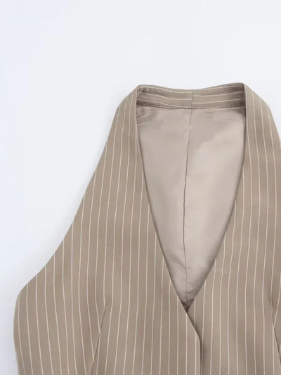 וסט מחויט עם חגורה וצווארון