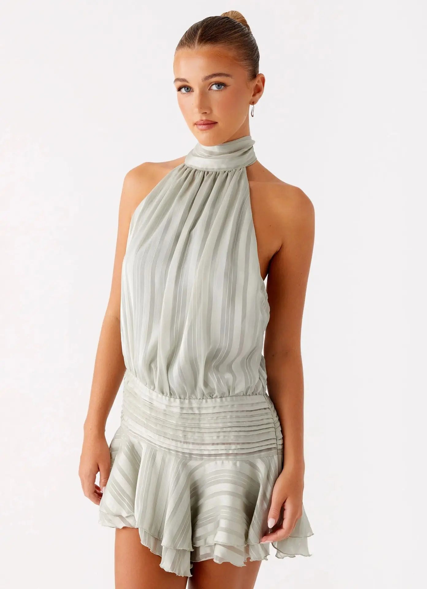 נויה - שמלת מיני עם קפלים וגב פתוח