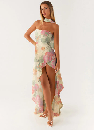 שיר - שמלת סטרפלס א־סימטרית עם צעיף